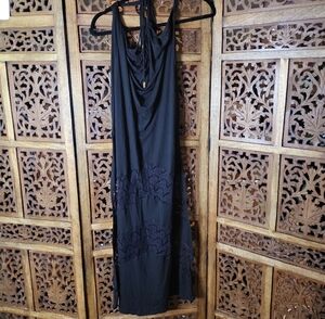 A. Che' Elegant Black Maxi Dress